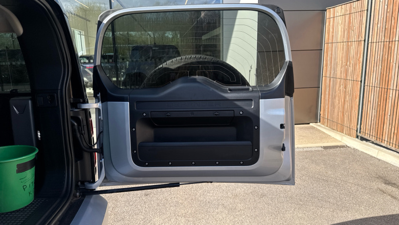 Land Rover Defender 3.0 D300 SE 110 5dr Auto Diesel Estate